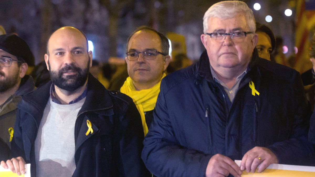 Los vicepresidentes de la ANC, Agustí Alcoberro (d) y de Òmnium Cultural, Marcel Mauri (i), junto al diputado de Junts per Catalunya Jordi Turull. (Foto: EFE)