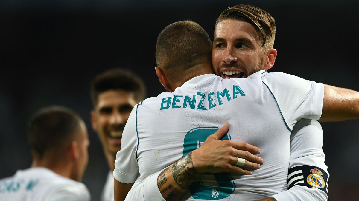 Sergio Ramos y Benzema se abrazan tras un gol. (AFP)