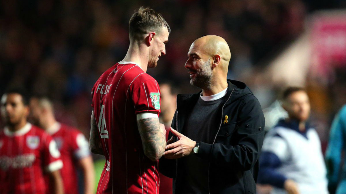 Aden Flint pide a Guardiola intercambiar su camiseta por su abrigo. (@AFlint4)