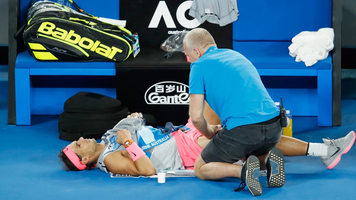 Rafa Nadal cayó lesionado en el Abierto de Australia.