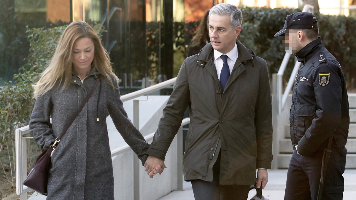 Ricardo Costa y su pareja a su llegada a la Audiencia Nacional. (Foto: EFE)