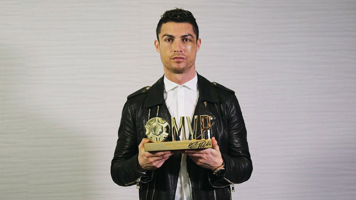 Cristiano Ronaldo recibe un premio. (dongqiudi.com)
