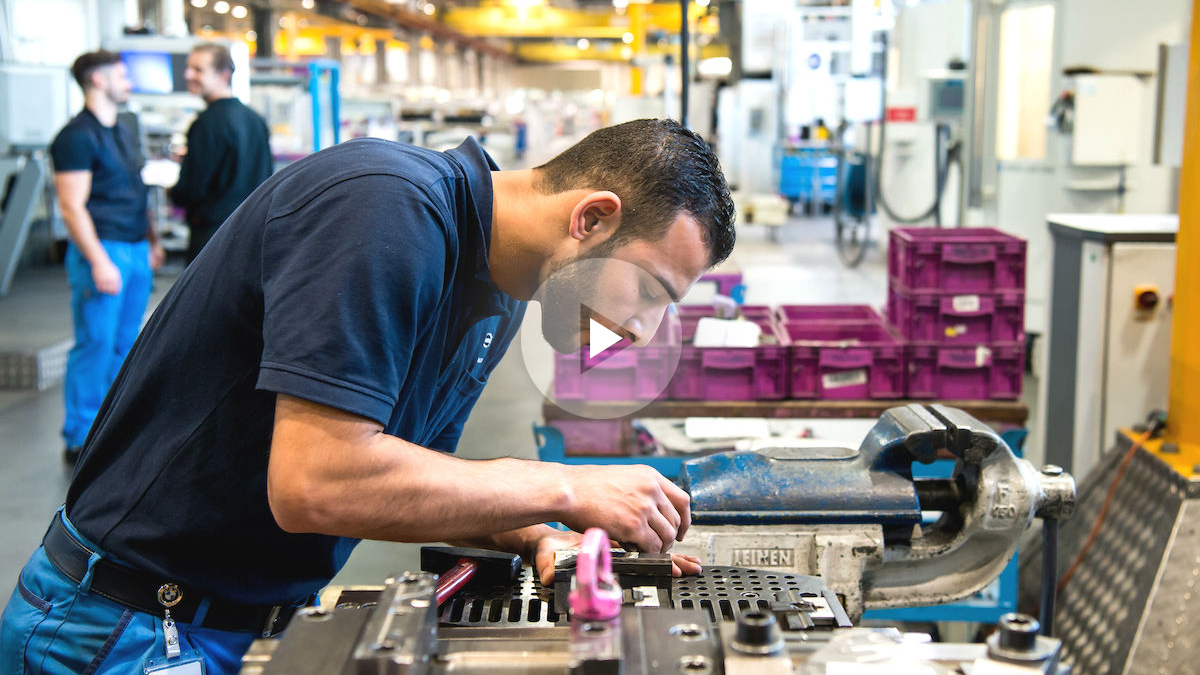 Emigrante trabajando en la BMW en Munich (Foto: GETTY)