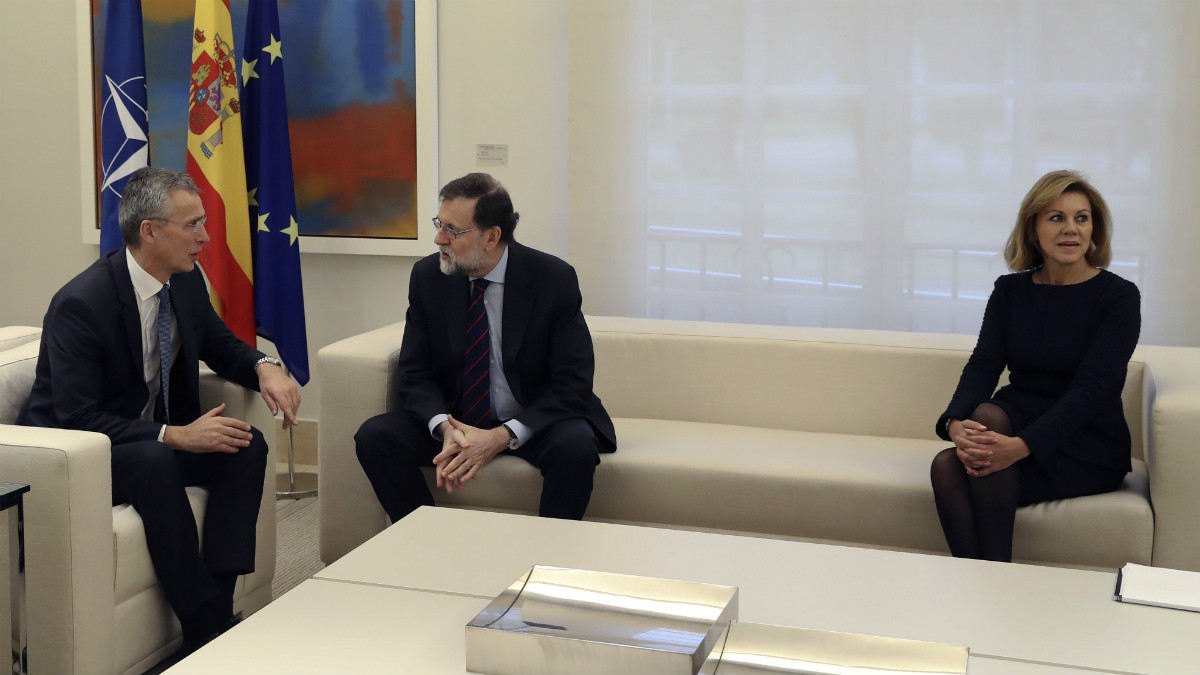 El secretario general de la OTAN, Jens Stoltenberg, con Rajoy y Cospedal en Moncloa. (EFE)