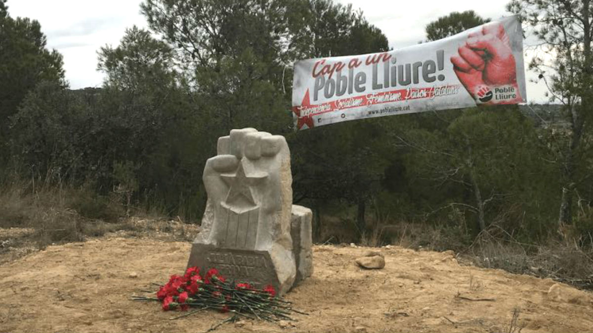 Monolito en Castelló de Farfanya (Lérida), en honor al ex militante de ‘Moviment de Defensa de la Terra’ (MDT), Julià Babia