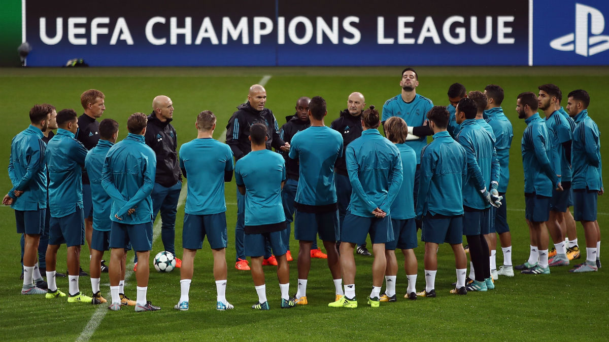 Zidane da instrucciones a su plantilla antes de un partido.