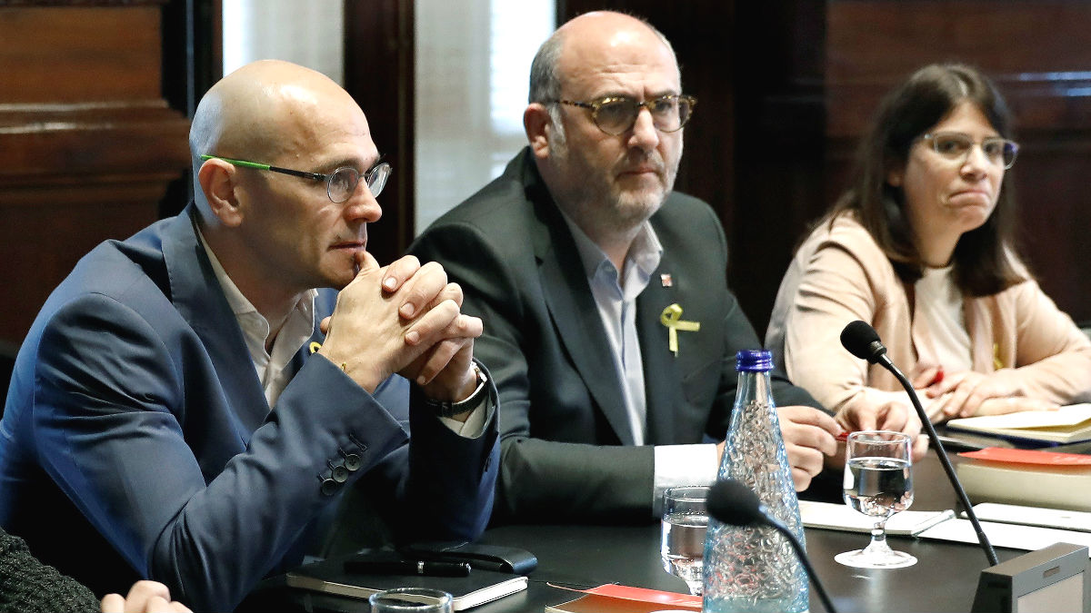 Los diputados de ERC, Raul Romeva (i) y de Junts per Catalunya, Eduard Pujol (c) y Aurora Madaula (d) durante una reunión en el Parlament
