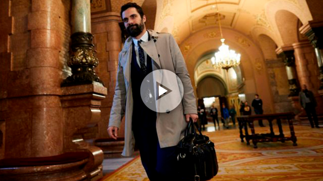 El presidente del Parlament, Roger Torrent, en los pasillos de la Cámara autonómica catalana. (EFE) ?>