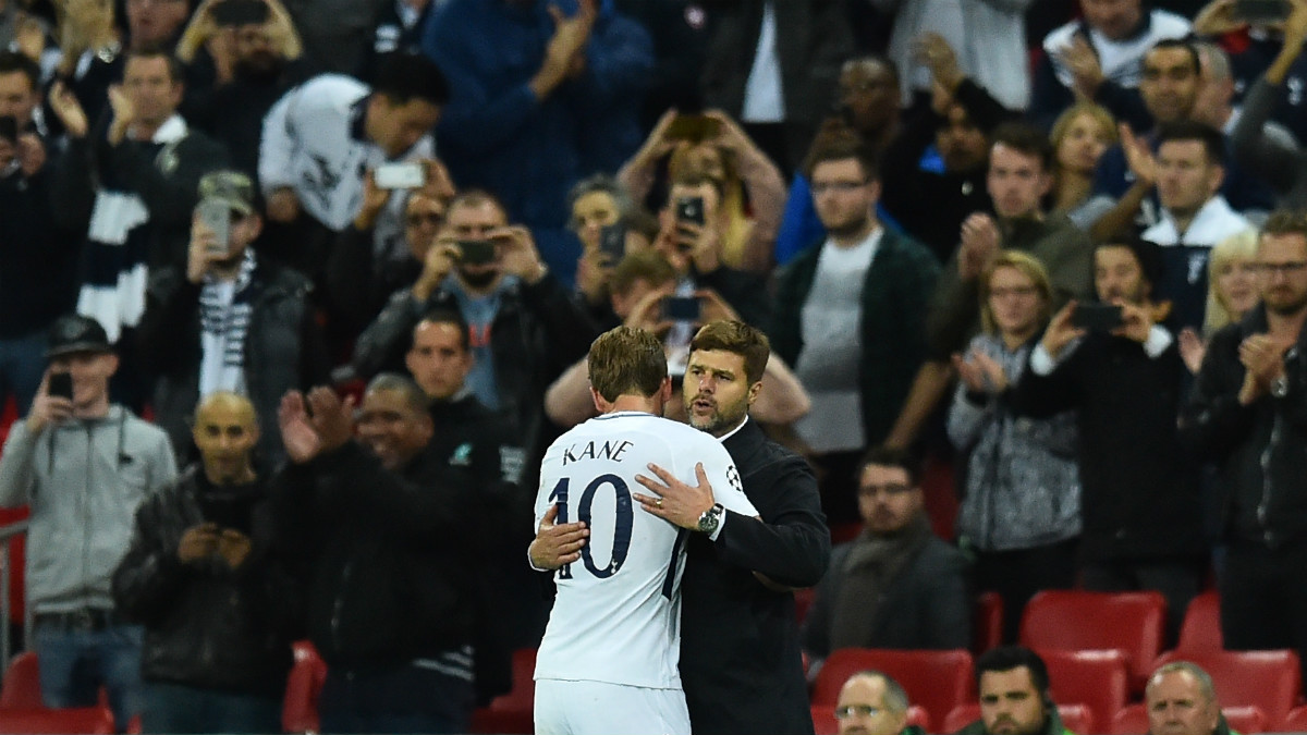 Pochettino abraza a Kane en un partido del Tottenham. (AFP)