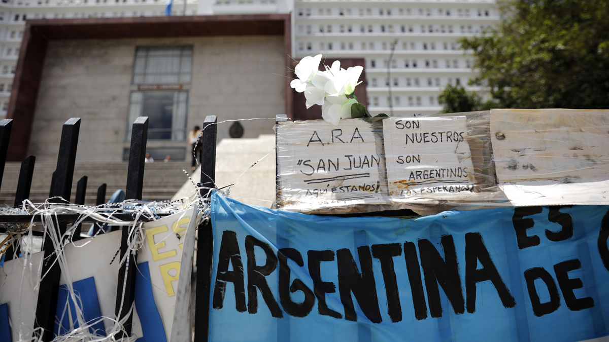 Carteles por las víctimas del ‘ARA San Juan’ frente a la sede de la Marina de Argentina. (Foto: AFP)
