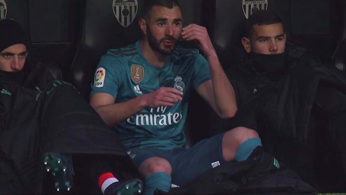 Benzema tira el abrigo al suelo después de ser sustituido en Mestalla. (beIN SPORTS)