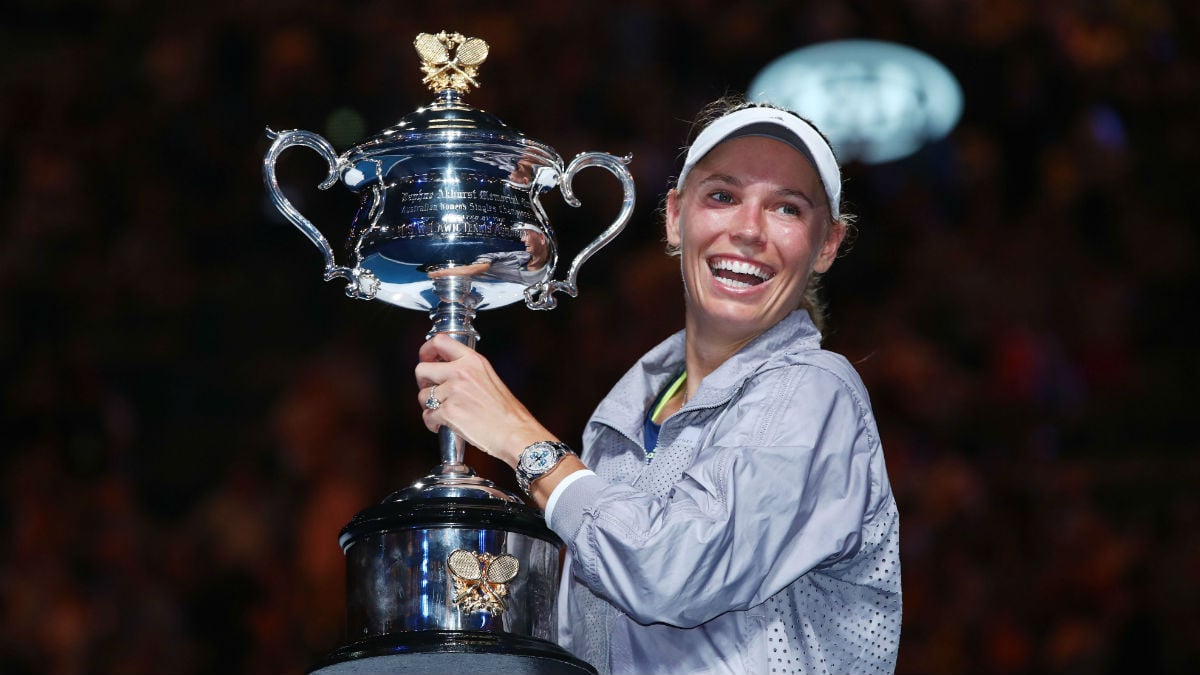 Caroline Wozniacky posa con el trofeo de campeona del Open de Australia. (Getty)