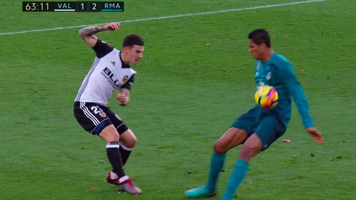 Momento en el que la pelota no golpea en la mano de Varane.