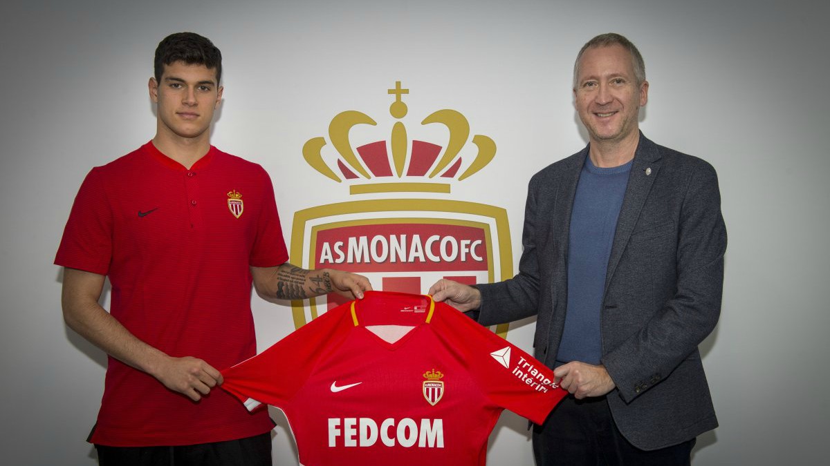 Vasiliev posa con Pietro Pellegri y su nueva camiseta. (AS Monaco)