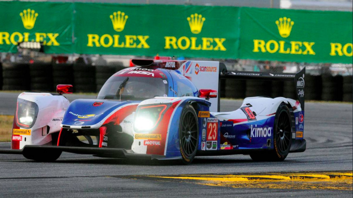 El coche de Fernando Alonso, dando una vuelta al trazado de Daytona.