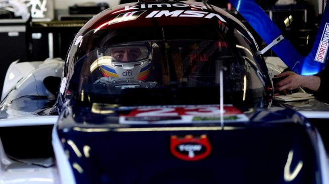 Fernando Alonso montándose en el Ligier LMP2 de United Autosports en las 24 horas de Daytona (McLaren)