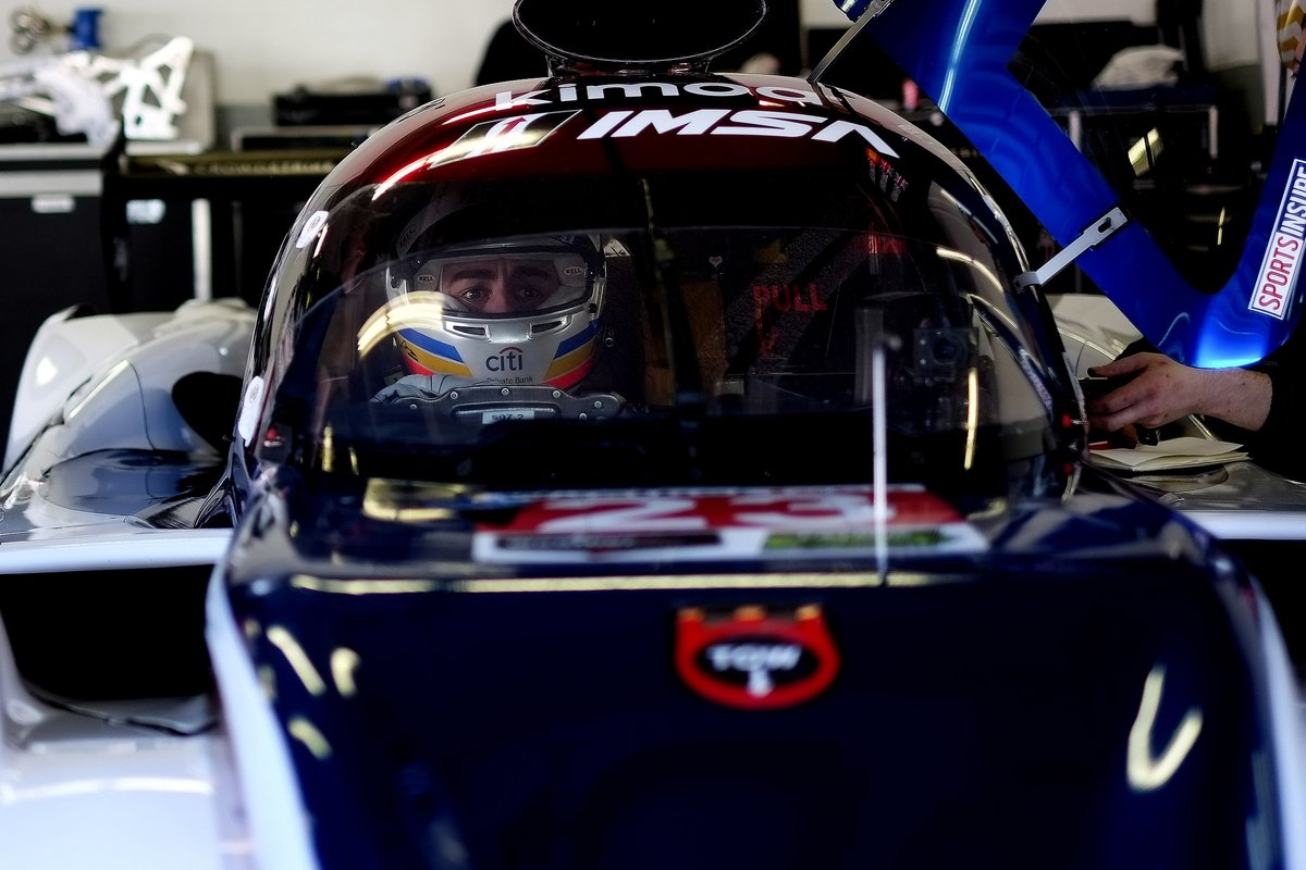 Fernando Alonso montándose en el Ligier LMP2 de United Autosports en las 24 horas de Daytona (McLaren)