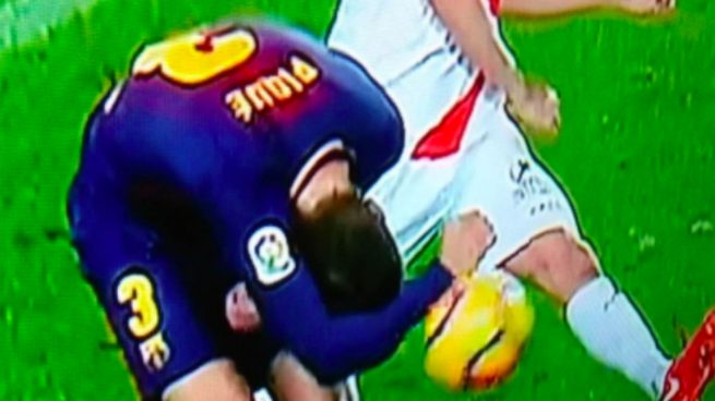 El primer gol del Barça entró tras golpear en la mano de Piqué