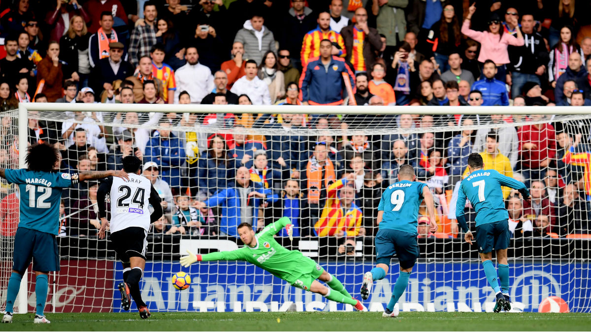 Cristiano transforma uno de los dos penaltis que el Real Madrid transformó en Mestalla. (Getty)