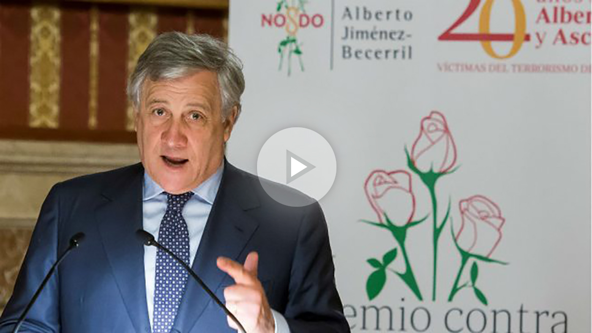 El presidente del Parlamento Europeo, Antonio Tajani, en Sevilla, durante su discurso al recibir el Premio de la Fundación contra el Terrorismo y la Violencia Alberto Jiménez Becerril. (EFE)