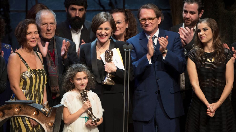 Carla Simón junto al reparto de ‘Verano 1993’ en los Premios Gaudí. (Foto: EFE)