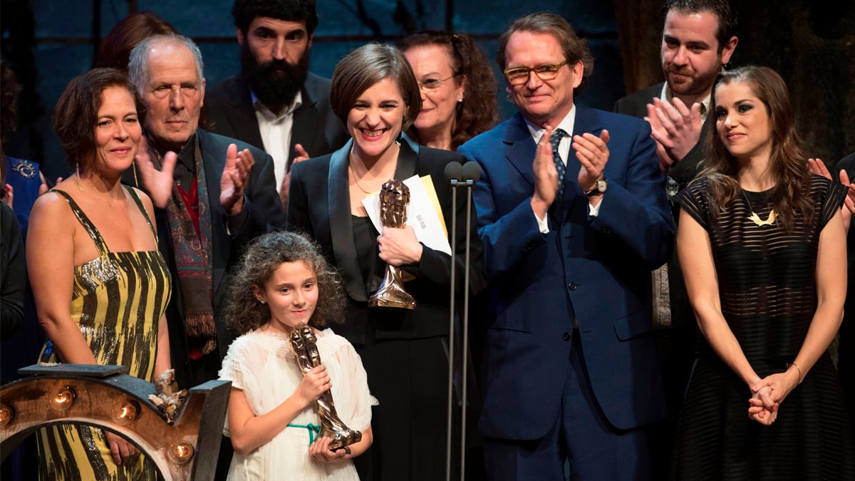 Carla Simón junto al reparto de ‘Verano 1993’ en los Premios Gaudí. (Foto: EFE)