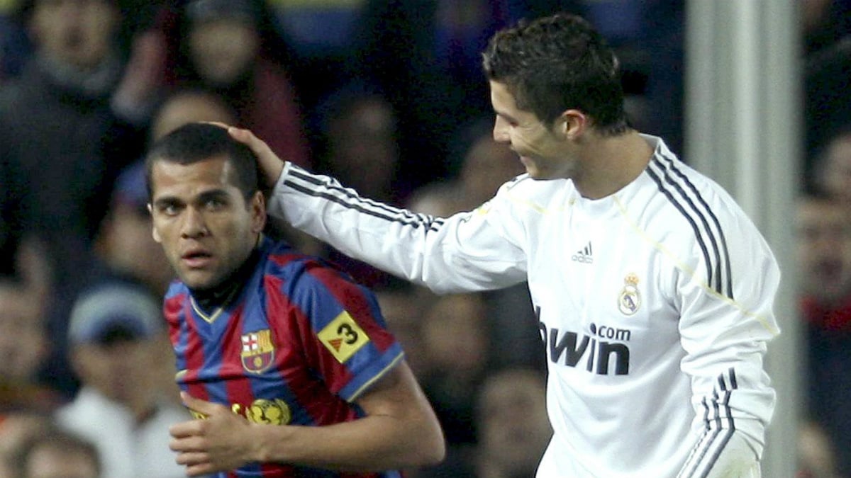 Dani Alves y Cristiano Ronaldo, en un Clásico. (AFP)