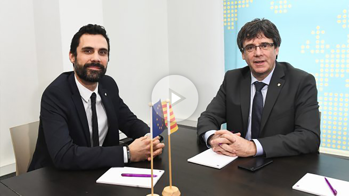 Roger Torrent y Carles Puigdemont. (Foto: AFP)