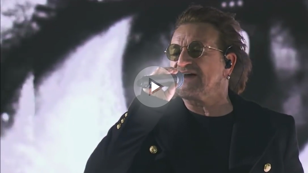 Bono, cantante de U2, durante la actuación que ofreció el grupo irlandés en los Grammy 2018.
