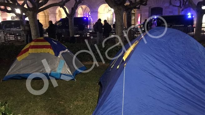 Los radicales de la CUP levantan el campamento frente al Parlament Acampada2-655x368