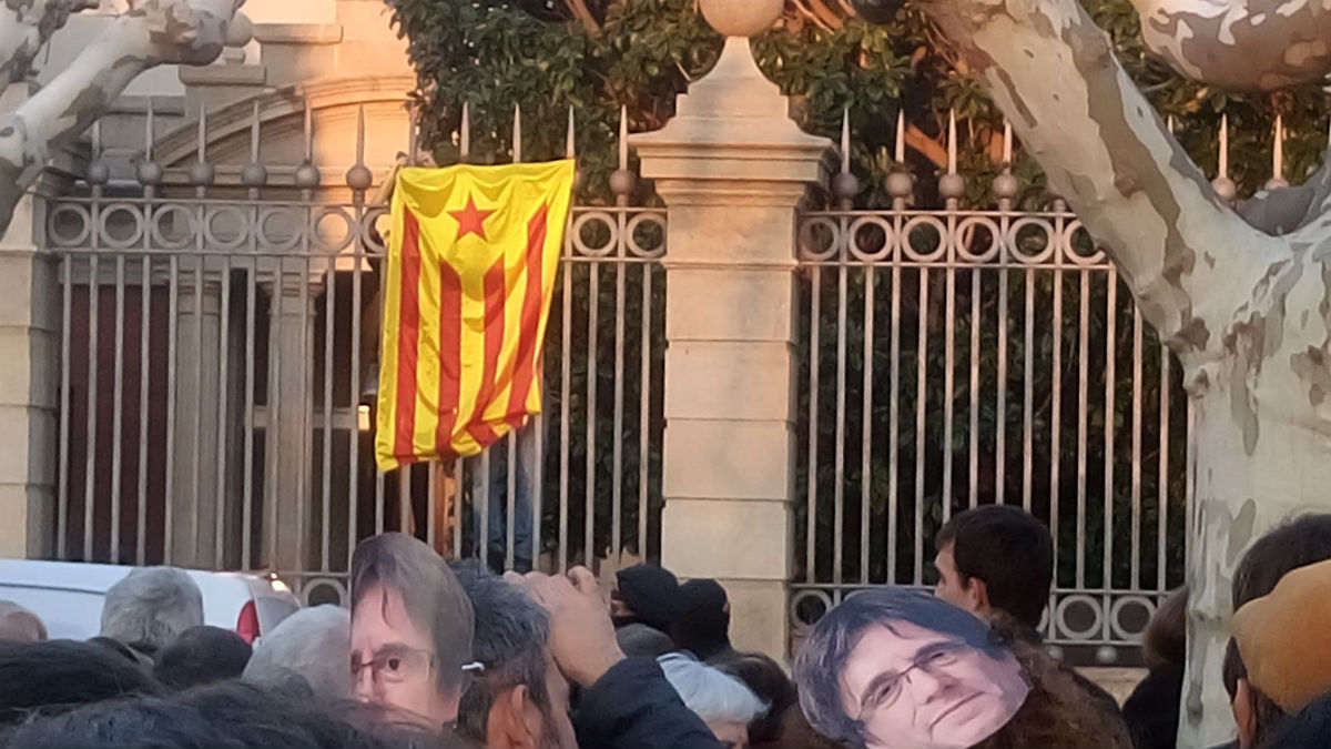 Una bandera estelada colgada por la dirección de la CUP en la verja del Parlament.