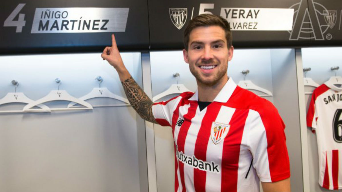 Íñigo Martínez posa con la camiseta del Athletic.