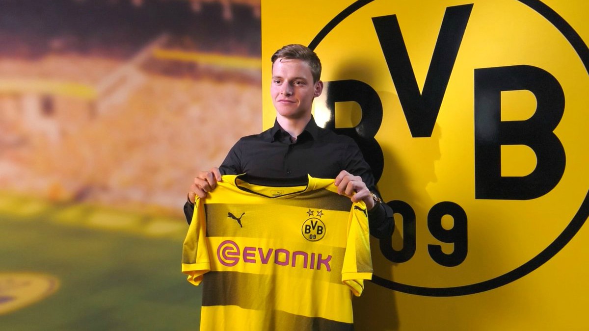Sergio Gómez posa con la camiseta del Borussia Dortmund.
