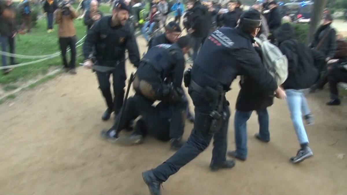 Cargas de los Mossos ante el Parlament.