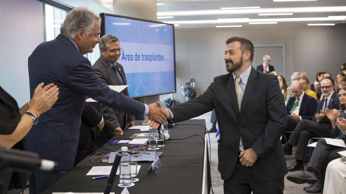 Ignacio Garralda, presidente del Grupo Mutua y su Fundación entrega una de las ayudas al doctor Alberto Sandiumenge (Foto:Mutua)