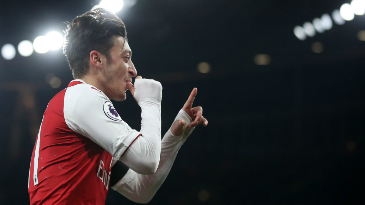 Mesut Özil celebra un gol con el Arsenal. (Getty)