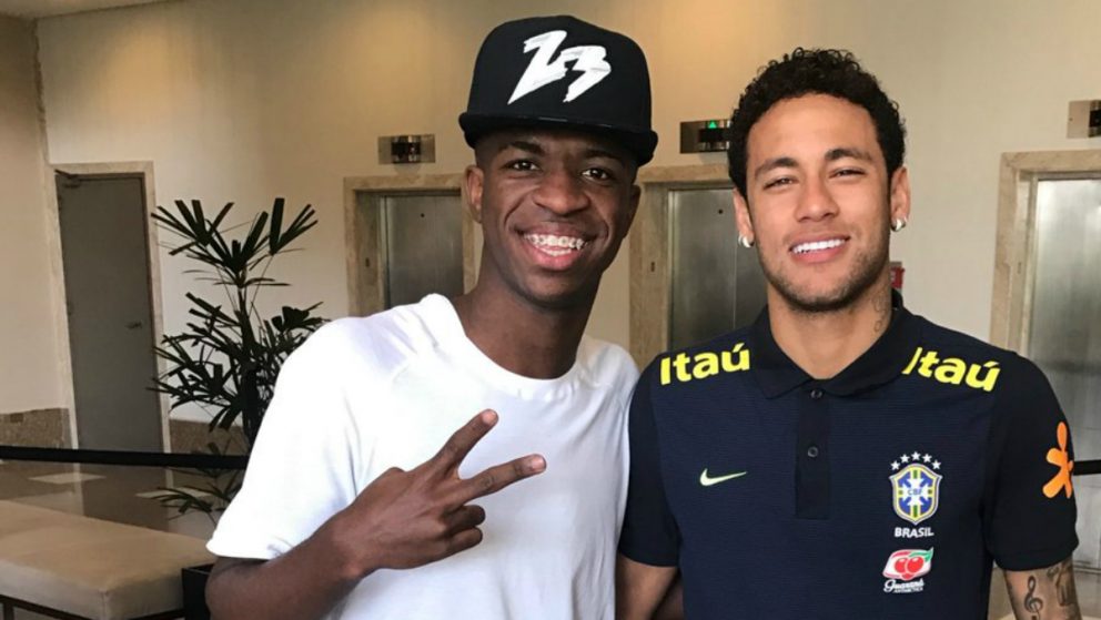 Vinicius junto a Neymar el día que le conoció. (Instagram)