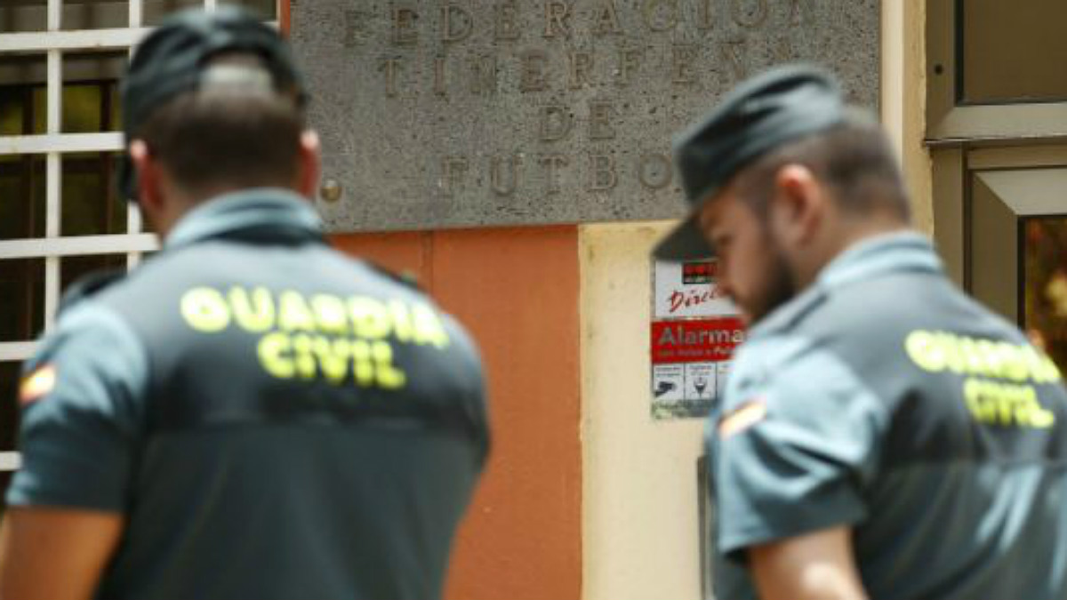 Agentes de la Guardia Civil en una intervención. (EFE)