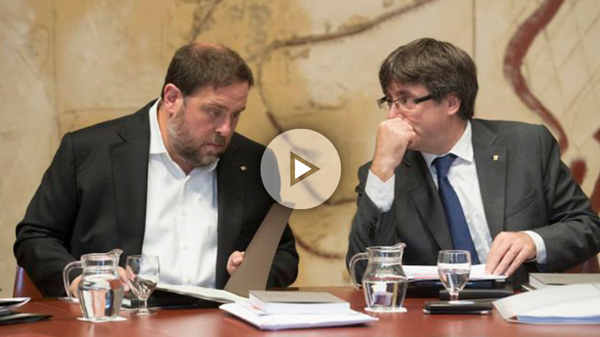 Oriol Junqueras y Carles Puigdemont conversando en una reunión del Govern golpista de la Generalitat. (EFE)