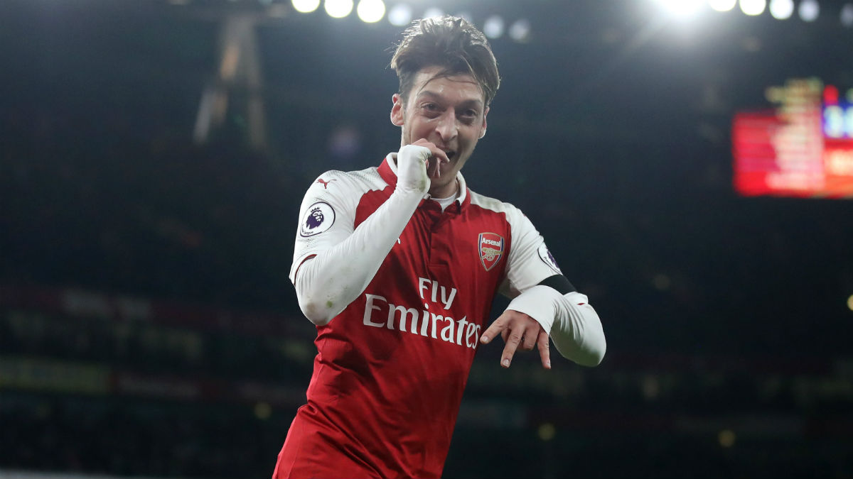 Mesut Özil celebra un gol con el Arsenal. (Getty)