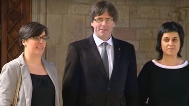 Mireia Boya y Anna Gabriel (CUP) junto a Carles Puigdemont.