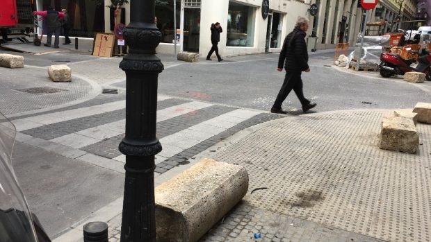 Carmena siembra de pedruscos las calles del centro para quitar plazas de aparcamiento a los vecinos