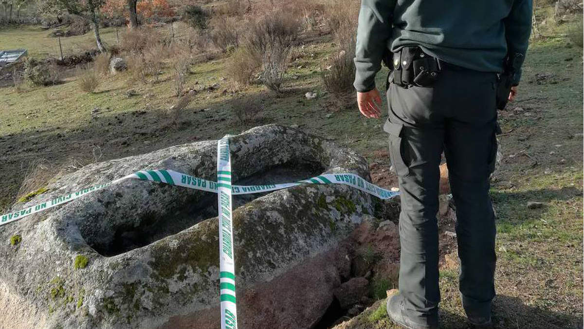 Un guardia civil, junto al sepulcro profanado para robarlo en Ciudad Rodrigo (Salamanca).