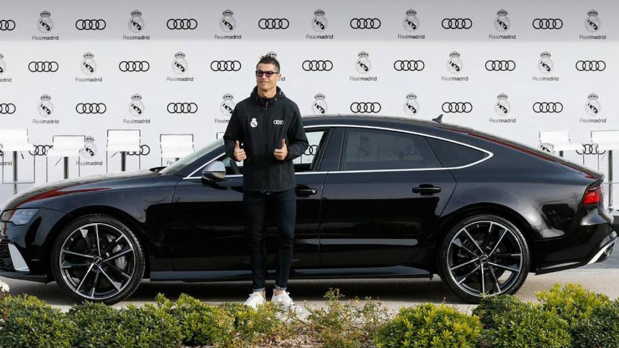 Cristiano Ronaldo, recogiendo su Audi en noviembre.