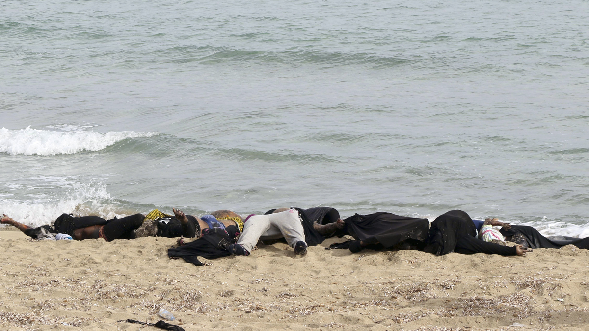 Cadáveres en la costa de Libia tras un naufragio. (Foto: AFP)