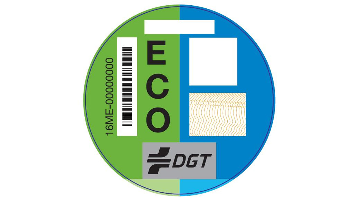 Aunque no son obligatorias, las nuevas pegatinas de la DGT ayudan a identificar los coches de acuerdo a sus niveles de contaminación