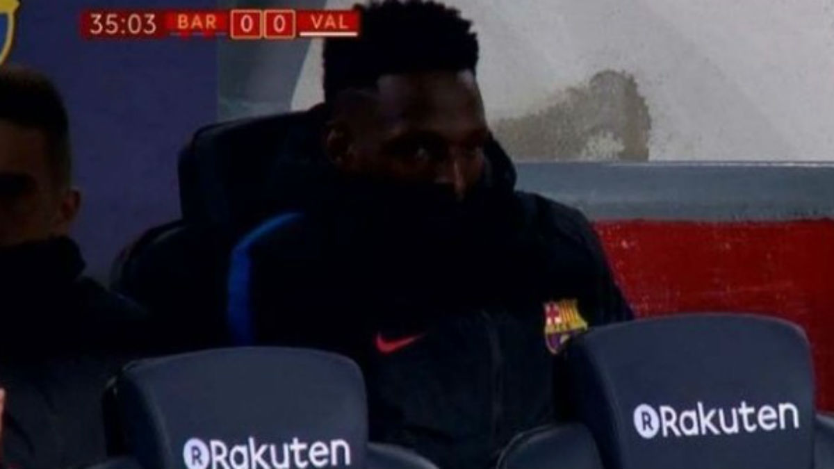 Yerry Mina pasa frío en el banquillo del Camp Nou.