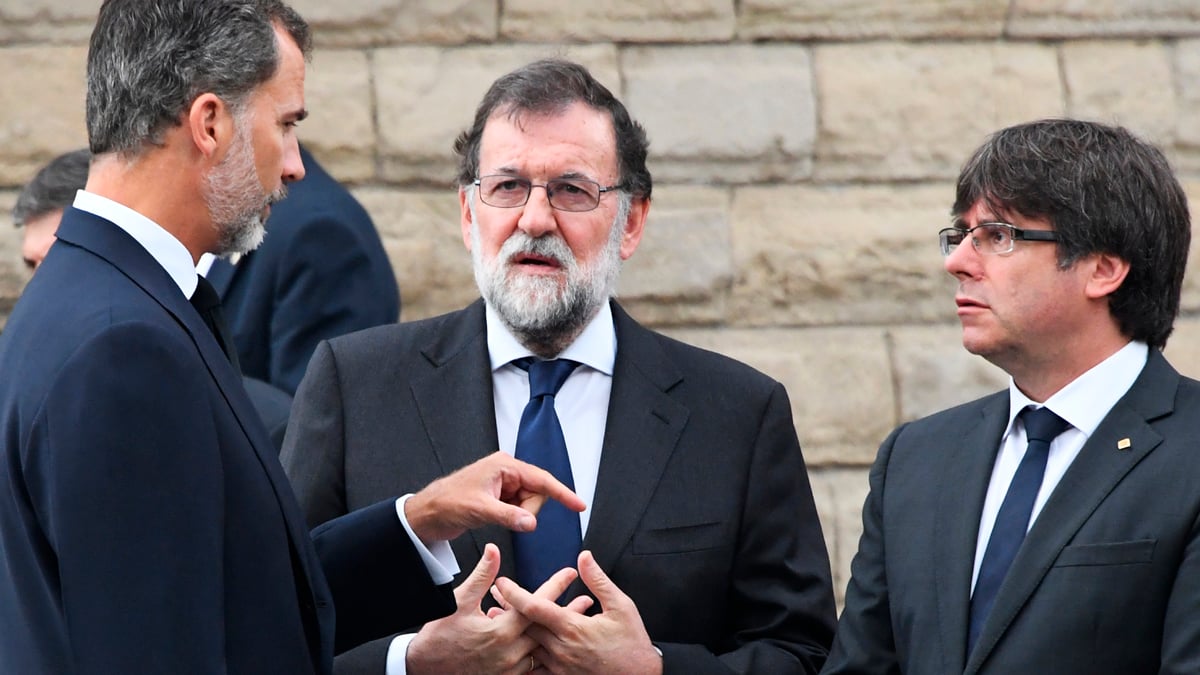 Felipe VI, Mariano Rajoy y Carles Puigdemont en el funeral por las víctimas de los atentados de Barcelona y Cambrils. (Foto: AFP)