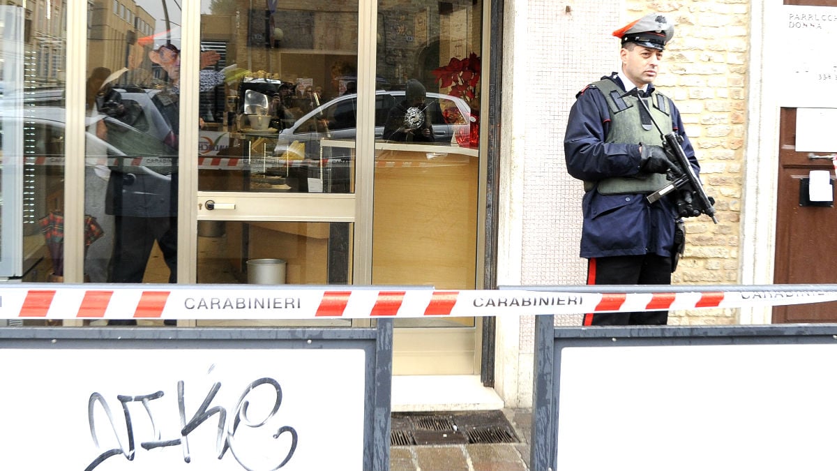 Dos carabinieri en el lugar de los hechos (Foto: AFP).