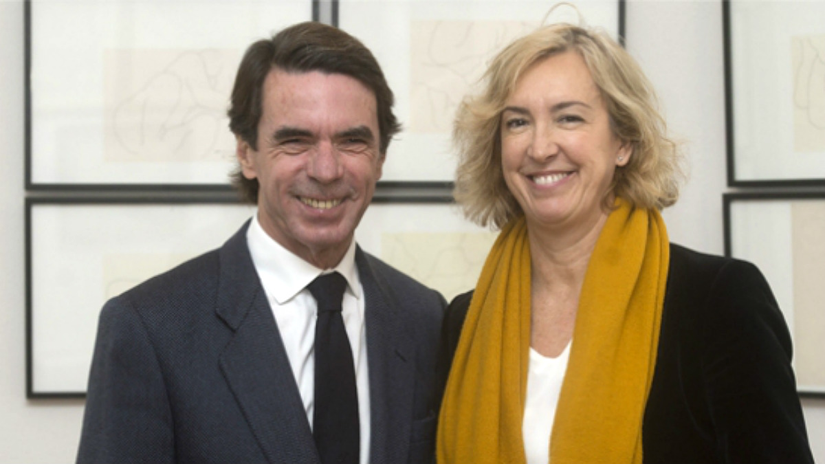 El ex presidente del Gobierno, José María Aznar y Ana Iribar, viuda de Gregorio Ordóñez. (FAES)